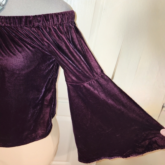 Hollister burgundy crushed velvet  bell sleeve top in size small nwt! - Picture 4 of 11
